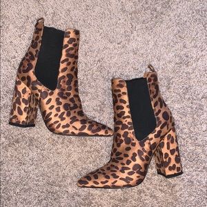Leopard ankle booties with block heel sz 6